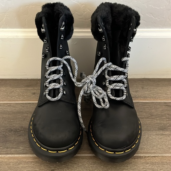 NEW DR MARTENS 1460 Serena Collar Streeter Boots
Women’s Size 8 - Picture 4 of 8